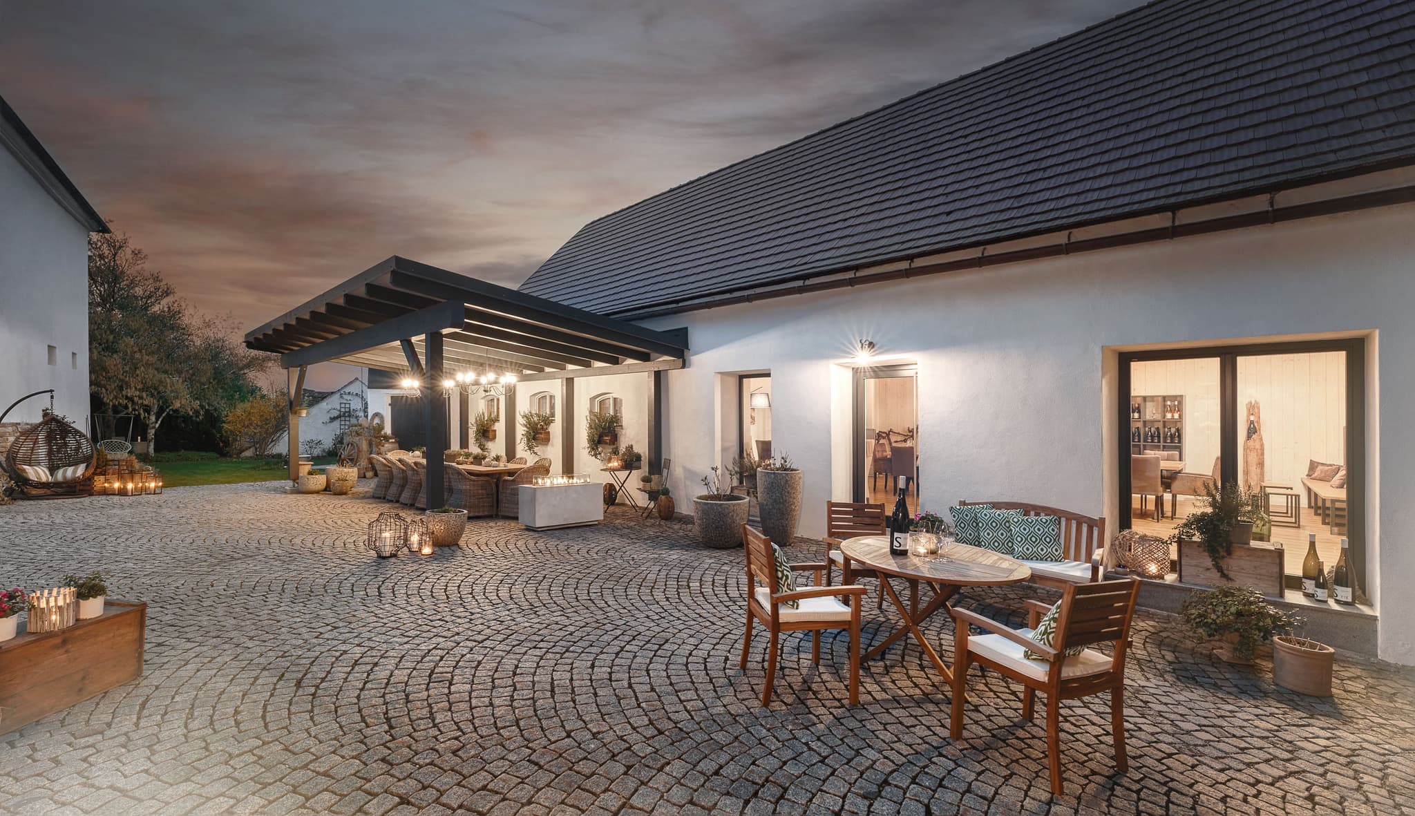 Innenhof Weingut Sutter am Abend